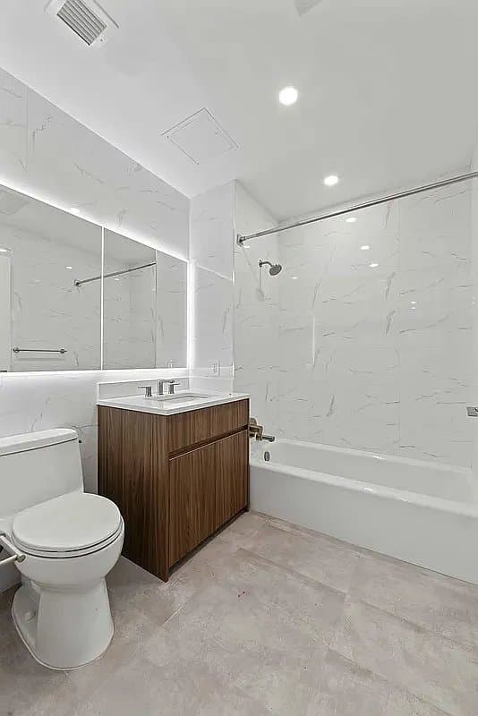 2 bed apartment at 45-10 215th Place, Unit 2H, Bayside, photo 6 of 7
