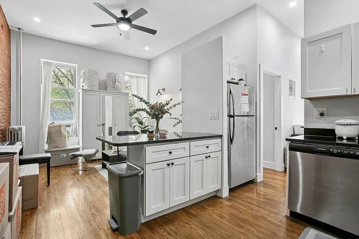 258 HALSEY Street, photo 2