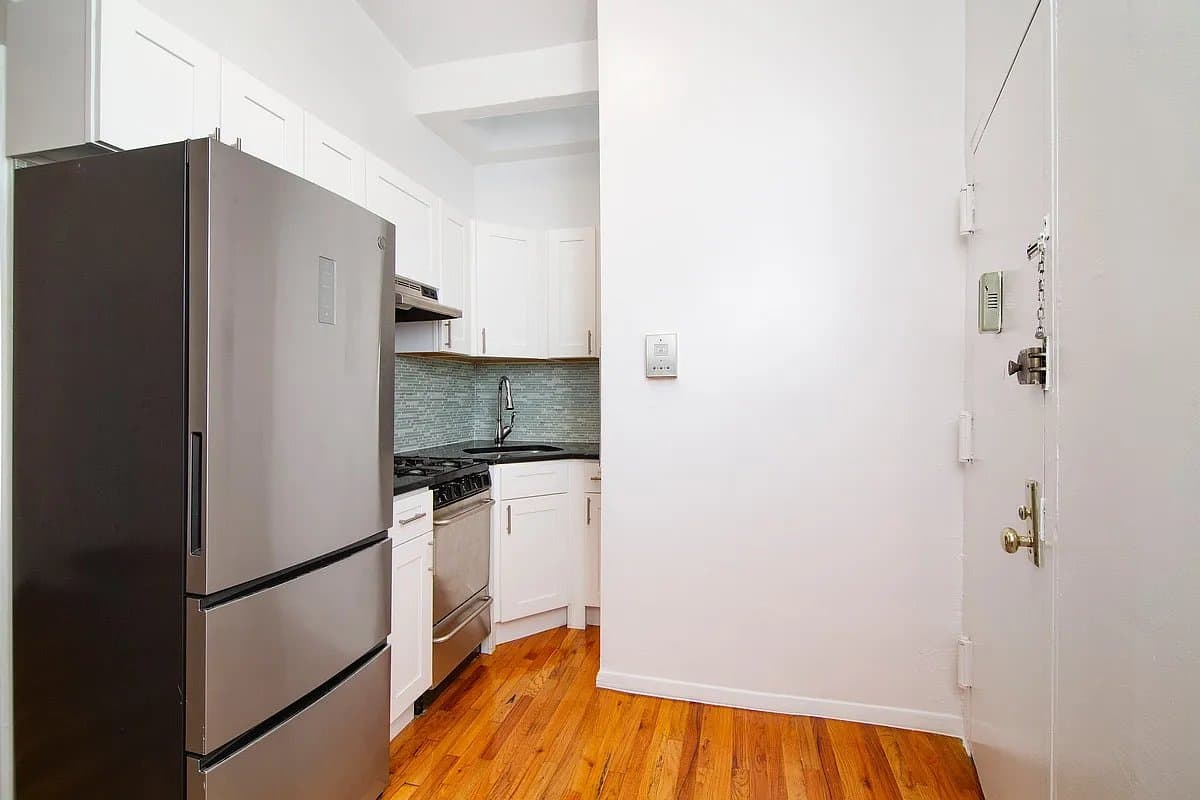 1 bed apartment at 400 East 53rd Street, Unit 2E, Midtown East, photo 3 of 5