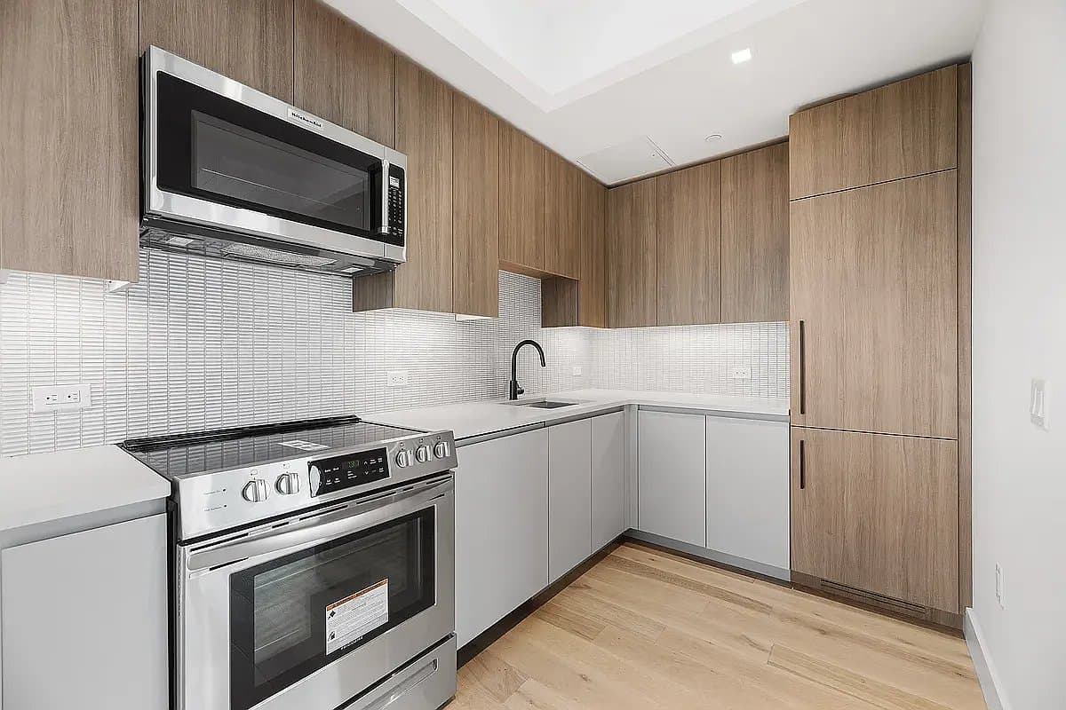 2 bed apartment at 27-10 37th Avenue, Unit 6B, Long Island City, photo 4 of 6