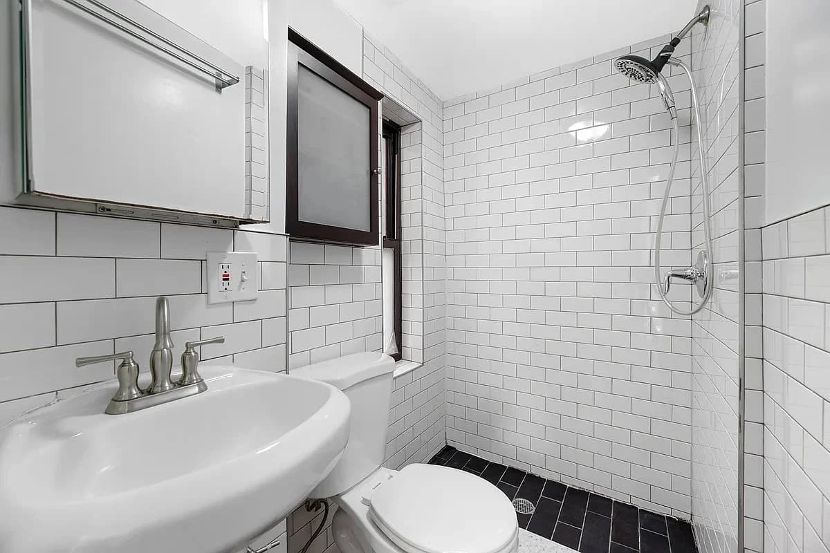 2 bed apartment at 207 Madison Street, Unit 3, Chinatown, photo 4 of 4