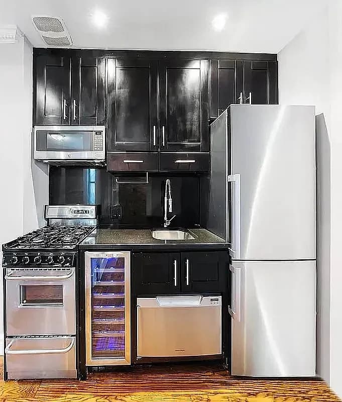 1 bed apartment at 564 Hudson Street, Unit 3, West Village, photo 3 of 4