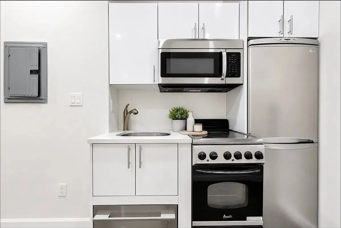 1 bed apartment at 250 Broome Street, Unit 1AA, Lower East Side, photo 3 of 4