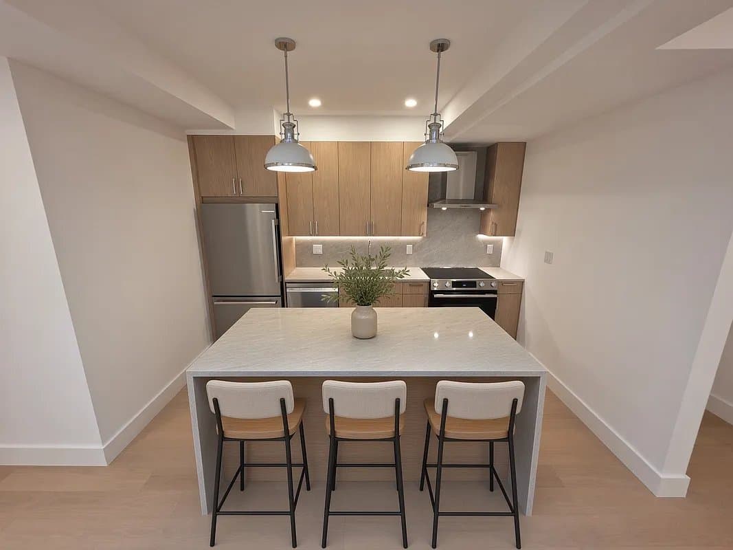 4 bed apartment at 644 Manhattan Avenue, Unit PH1, Greenpoint, photo 8 of 10