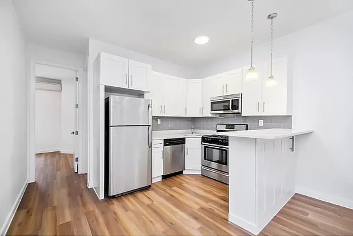 130 Cornelia Street, photo 5