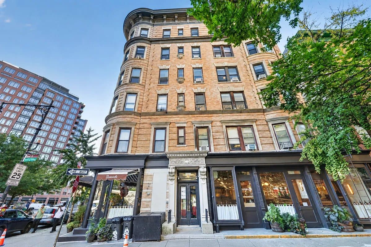 3 bed apartment at 2 Bank Street, Unit 8, West Village, photo 8 of 8