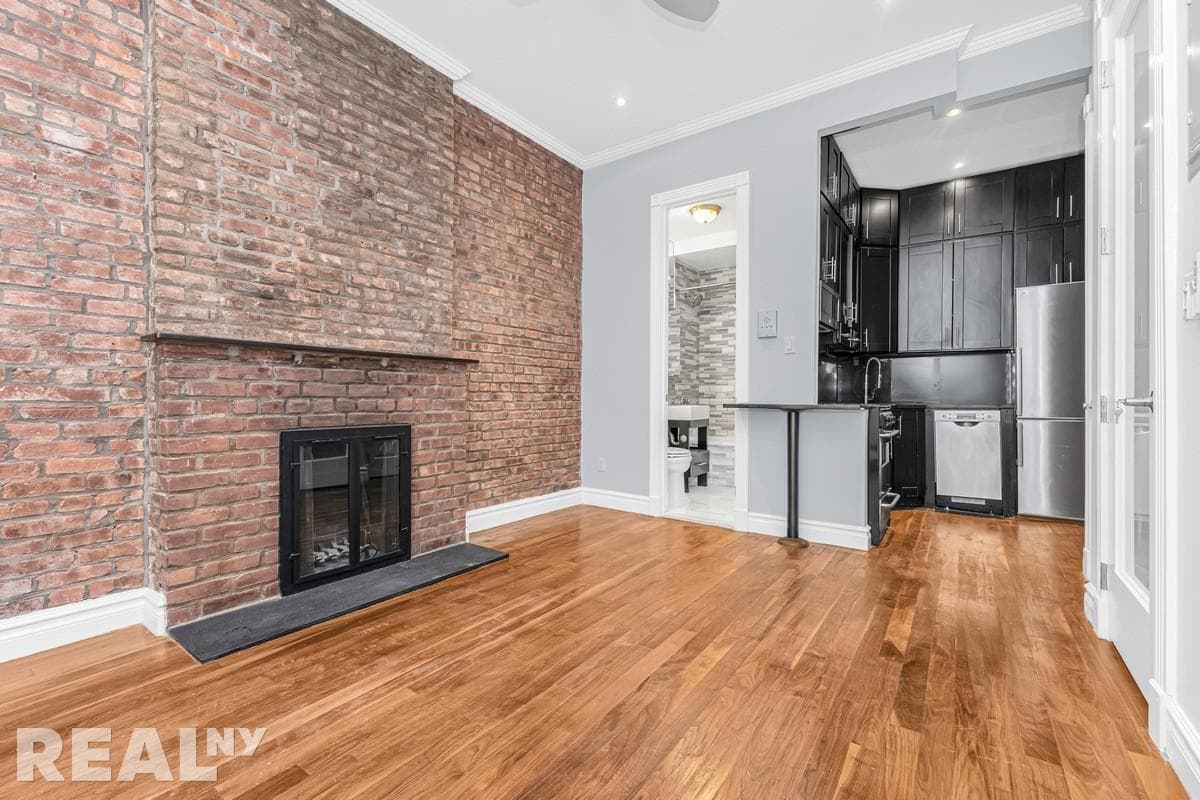 562 Hudson St, photo 2