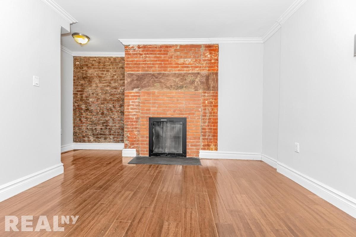 562 Hudson St, photo 3