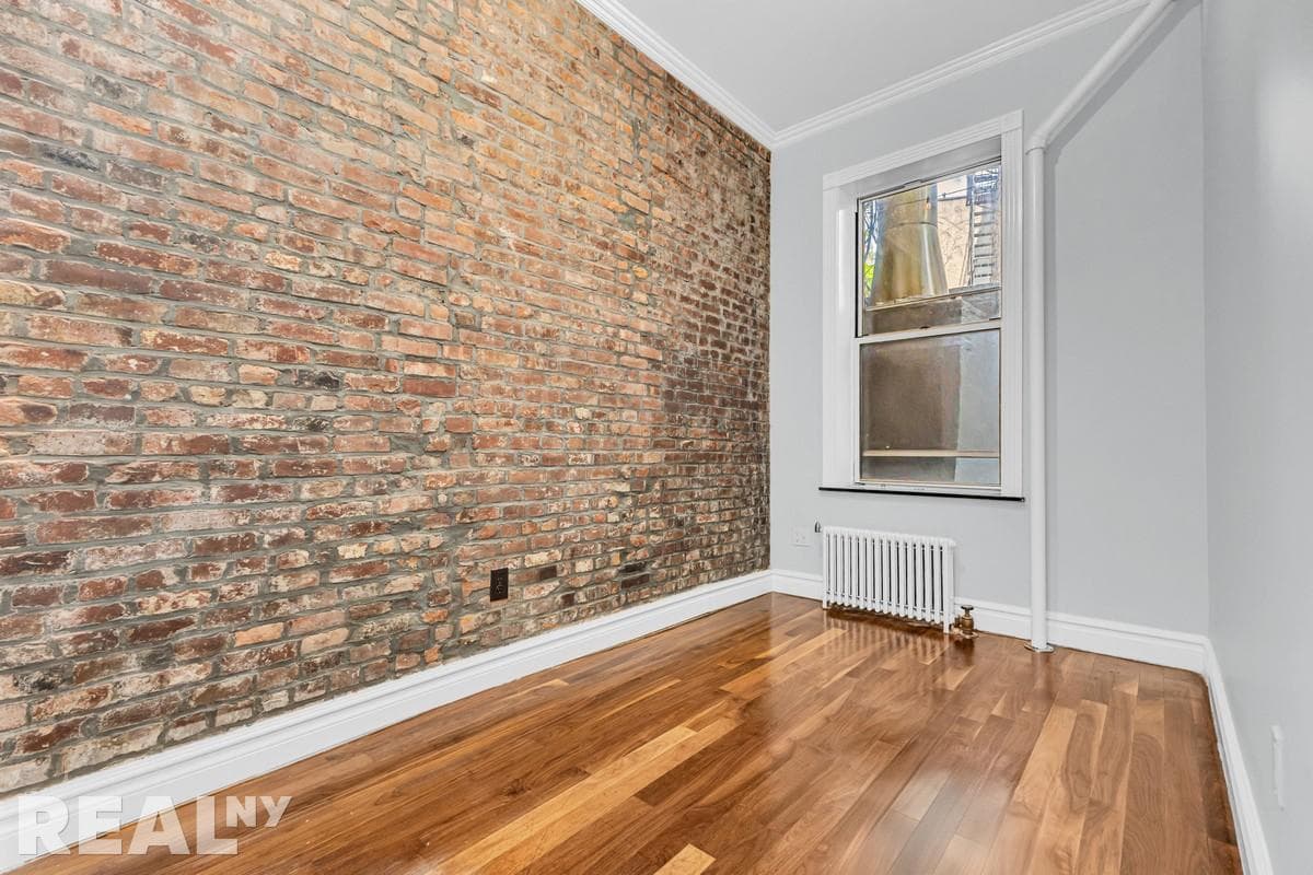 562 Hudson St, photo 4