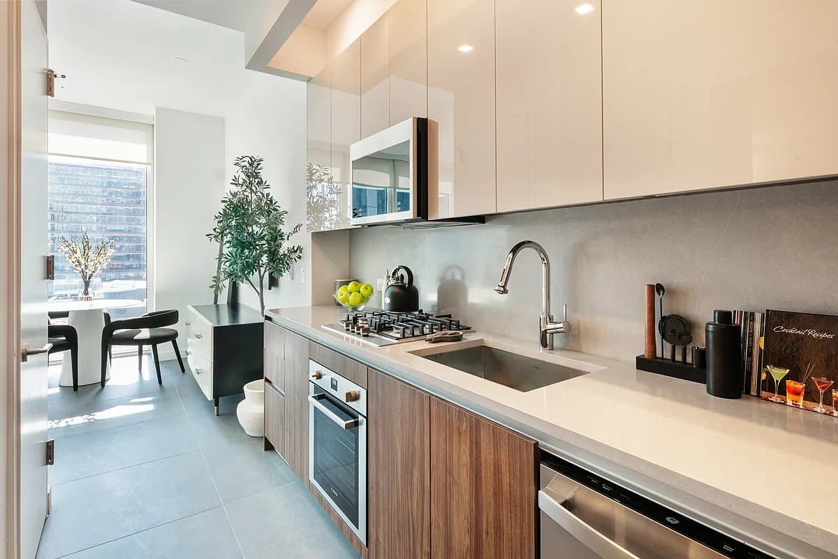 Studio apartment at 606 West 30th Street, Unit 24A, Hudson Yards, photo 2 of 21