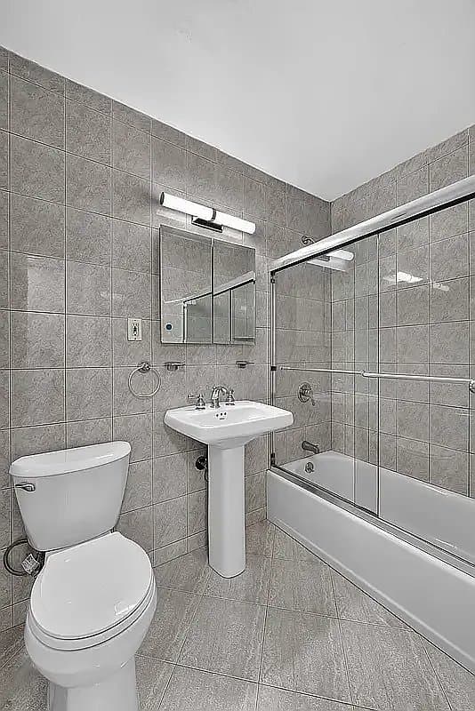 Studio apartment at 150 E 18th St, Unit 10O, Gramercy Park, photo 3 of 8