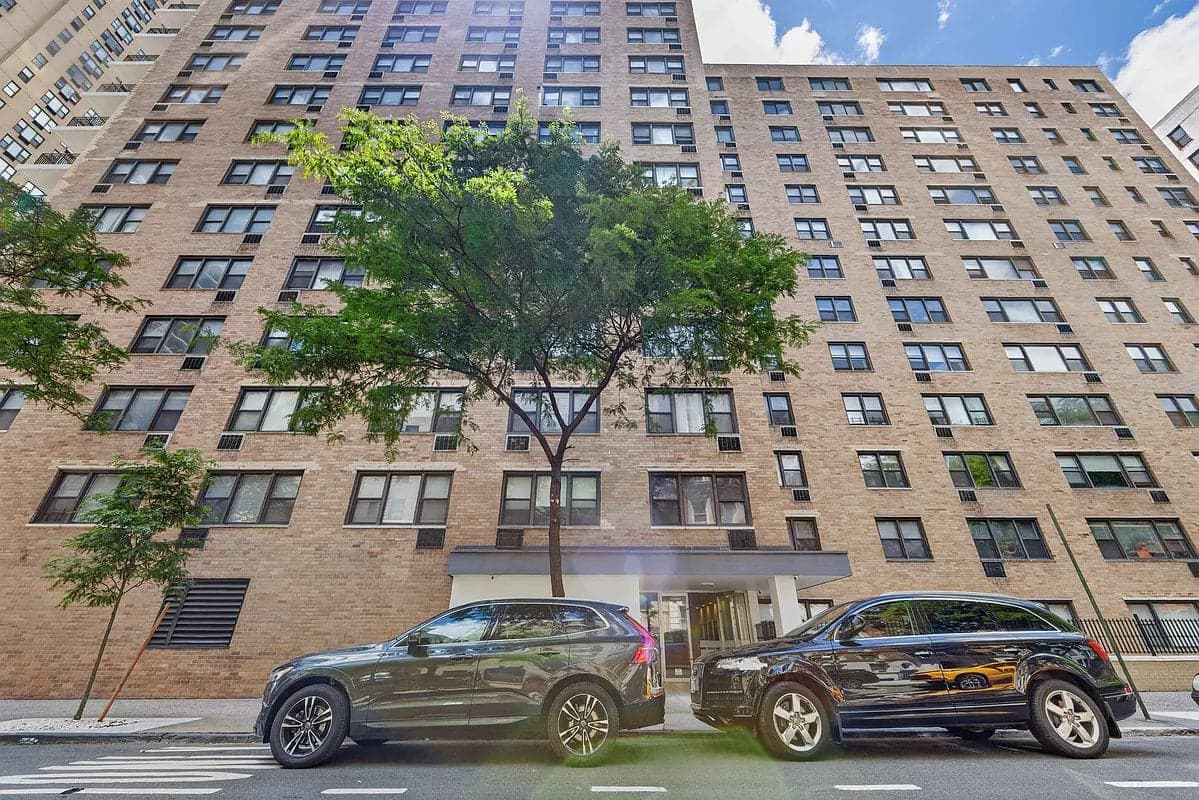 Studio apartment at 150 E 18th St, Unit 10O, Gramercy Park, photo 4 of 8