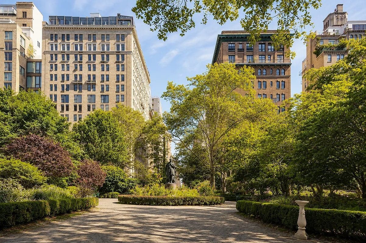 Studio apartment at 150 E 18th St, Unit 10O, Gramercy Park, photo 8 of 8