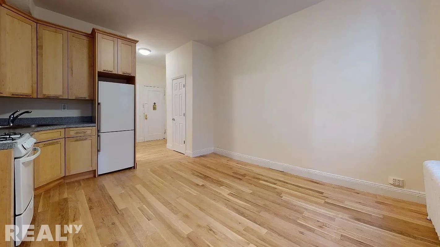 1 bed apartment at 117 E 89th ST, Unit 000A2, Upper East Side, photo 3 of 6