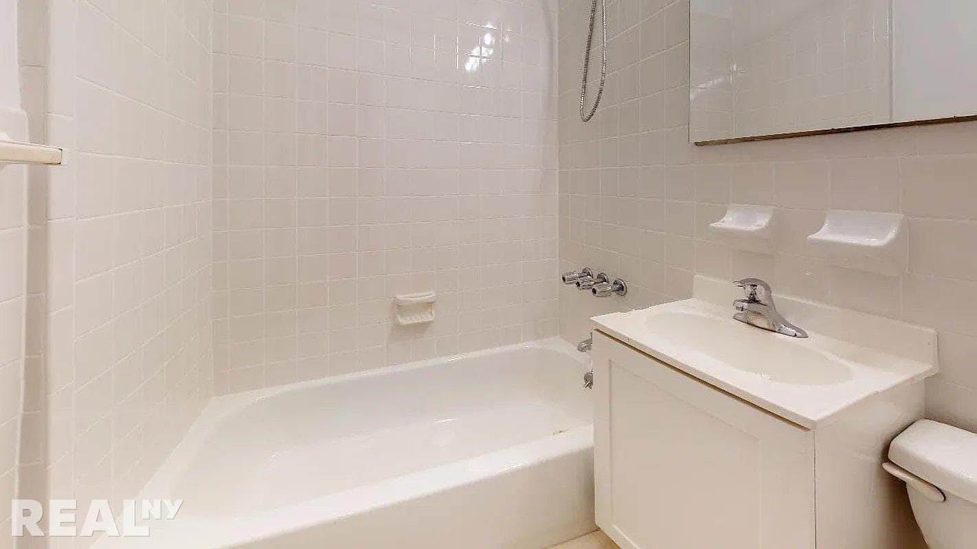 1 bed apartment at 117 E 89th ST, Unit 000A2, Upper East Side, photo 4 of 6