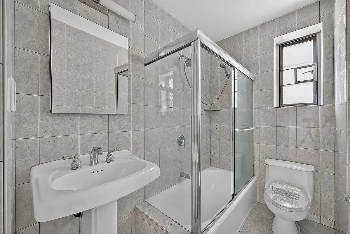 2 bed apartment at 150 Greenway Terrace, Unit W24, Forest Hills, photo 6 of 6