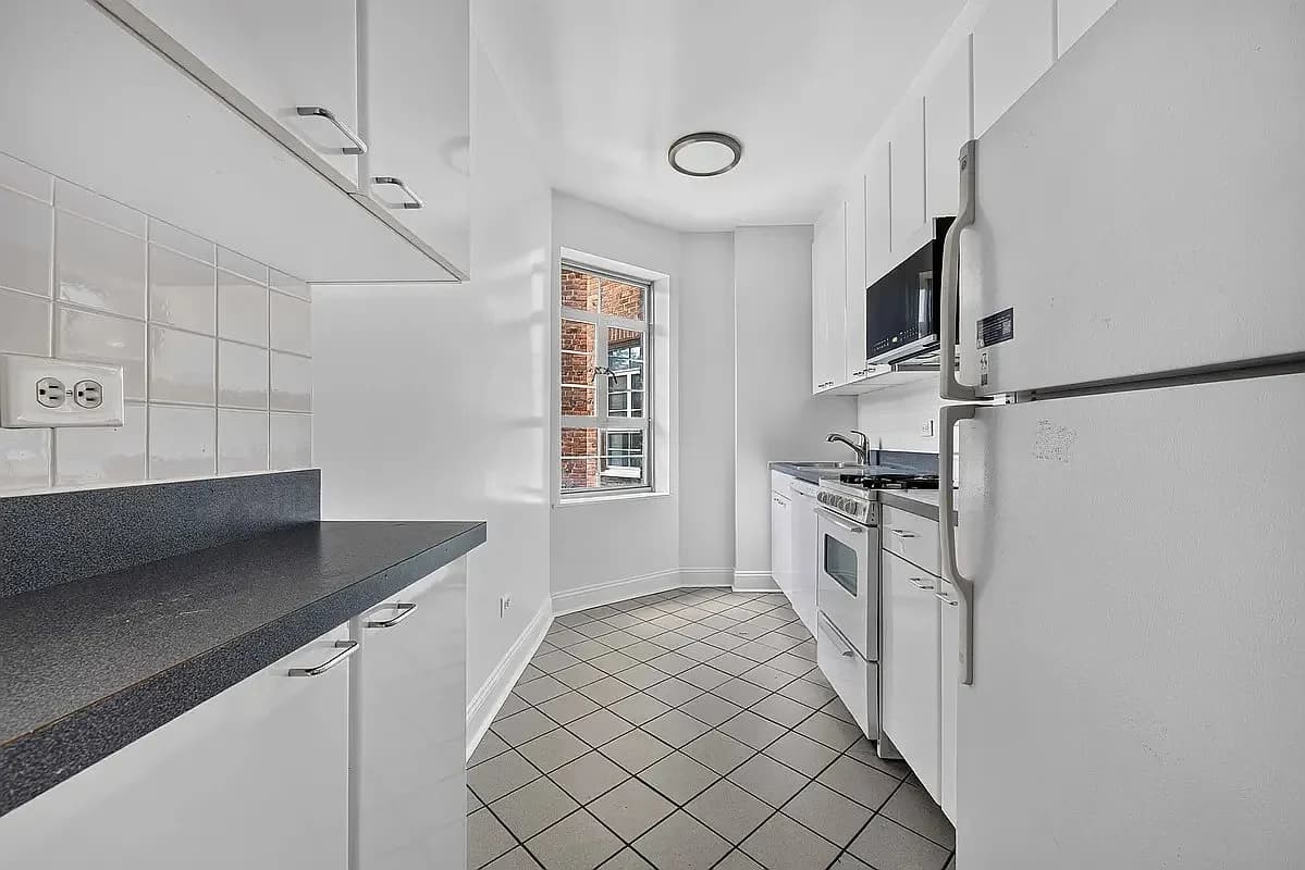 2 bed apartment at 150 Greenway Terrace, Unit W24, Forest Hills, photo 5 of 6