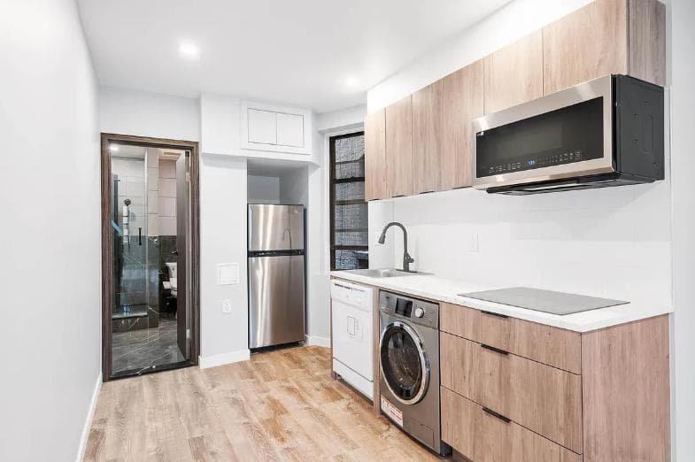 437 West 46th Street, photo 3