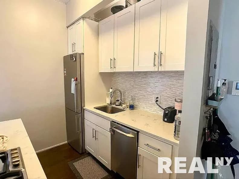 3 bed apartment at 165 E 90th St, Unit 2C, Upper East Side, photo 3 of 5