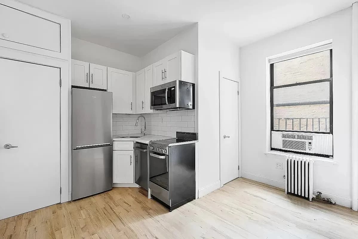 Studio apartment at 174 Hester Street, Unit 13, Little Italy, photo 2 of 7