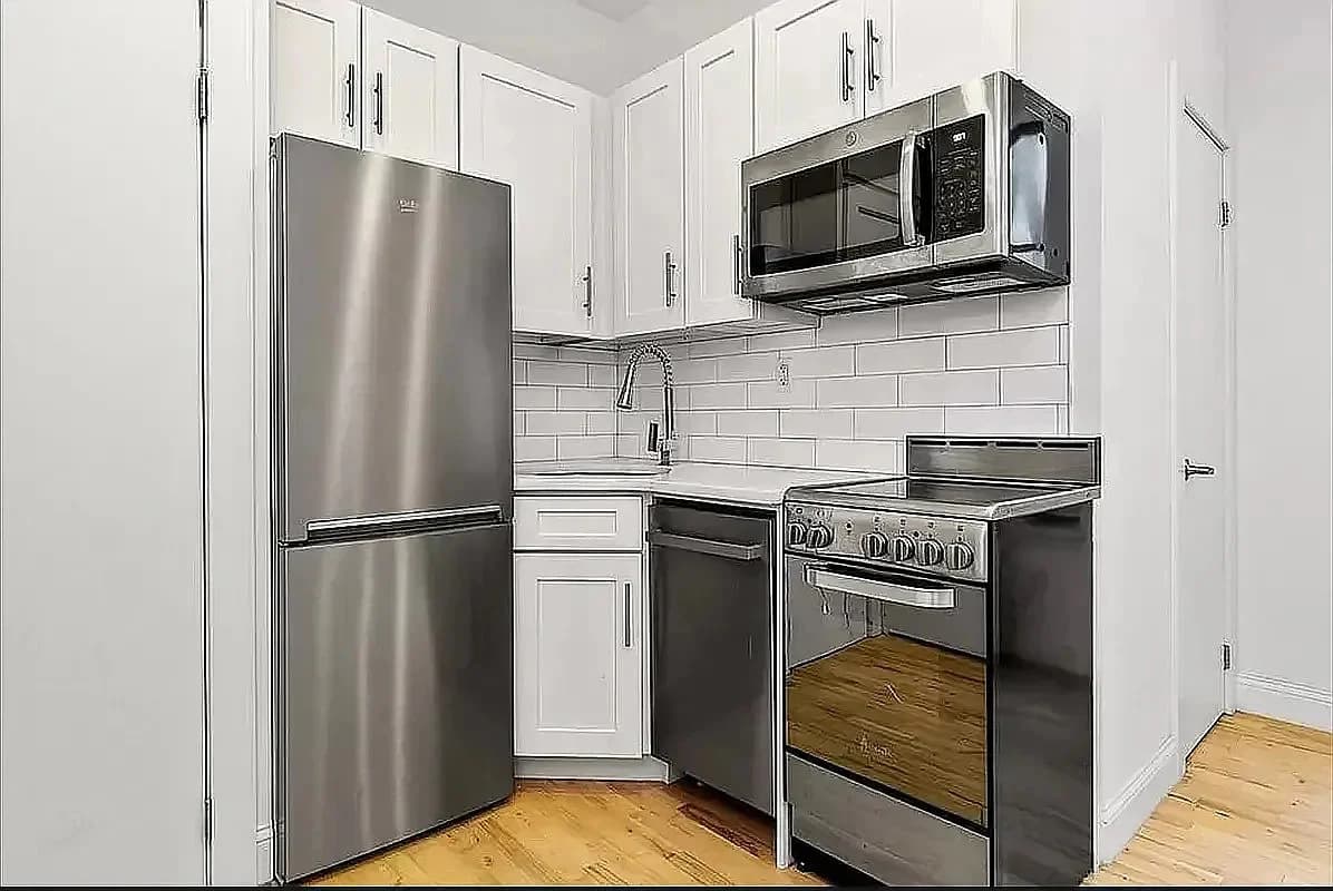 Studio apartment at 174 Hester Street, Unit 13, Little Italy, photo 5 of 7