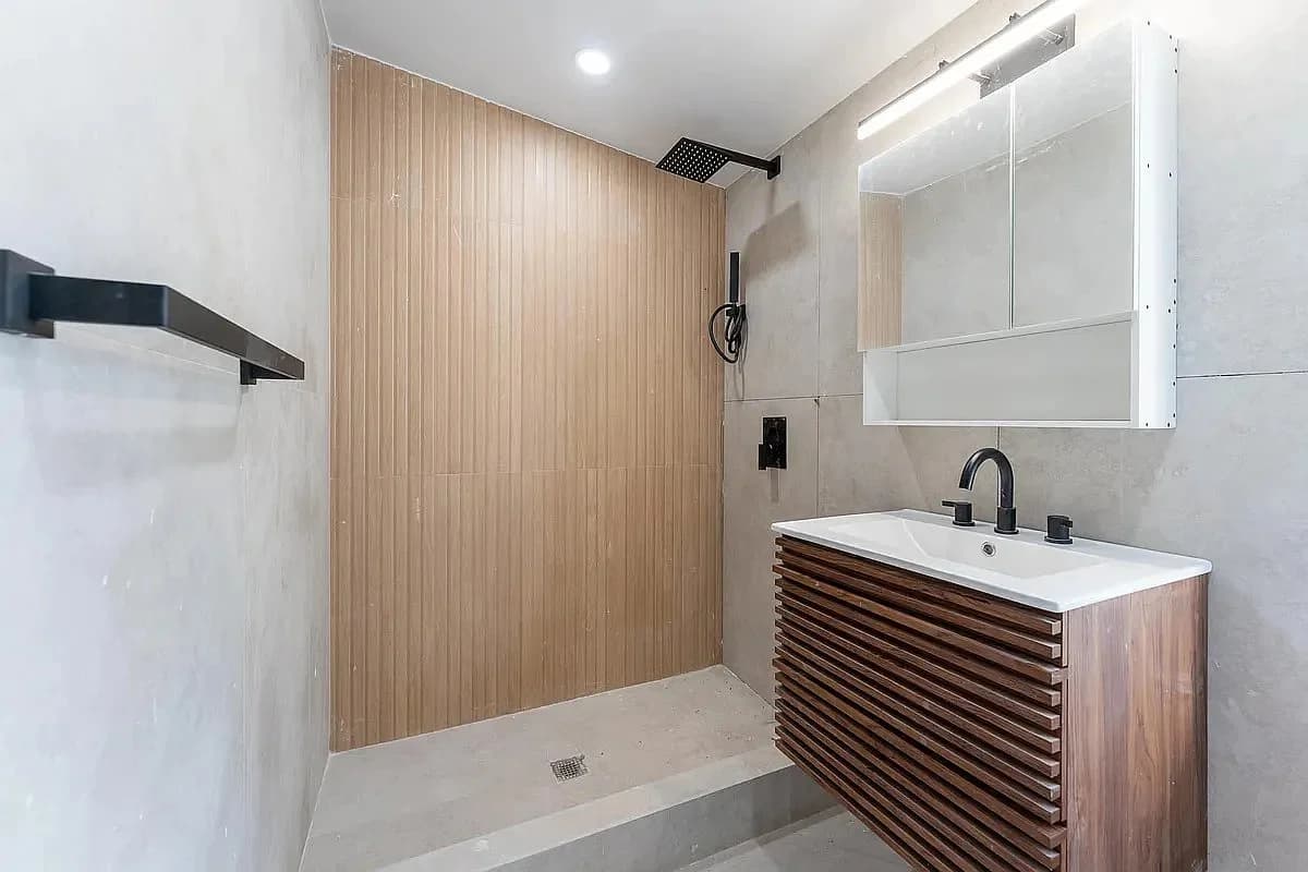 4 bed apartment at 174 Hester Street, Unit 1, Little Italy, photo 6 of 10