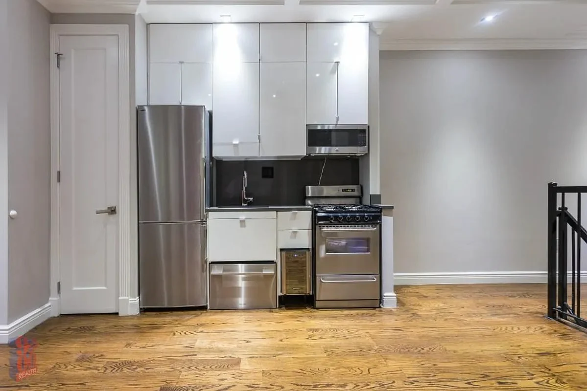 2 bed apartment at 15 West 103rd Street, Unit 4K, Upper West Side, photo 3 of 8