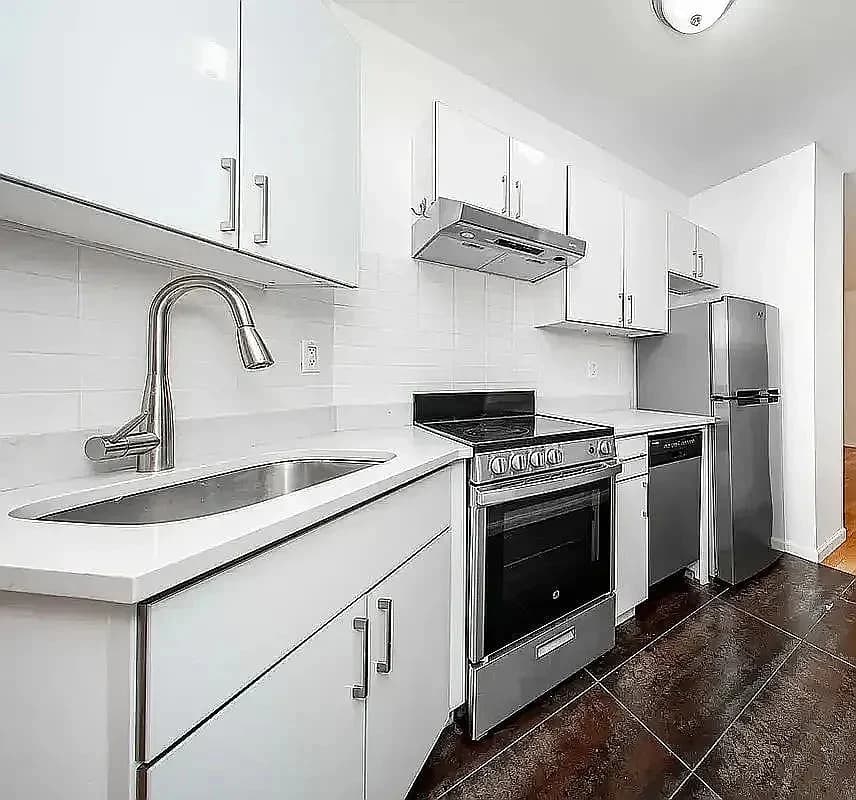 2 bed apartment at 32-38 48th Street, Unit 3R, Astoria, photo 4 of 7