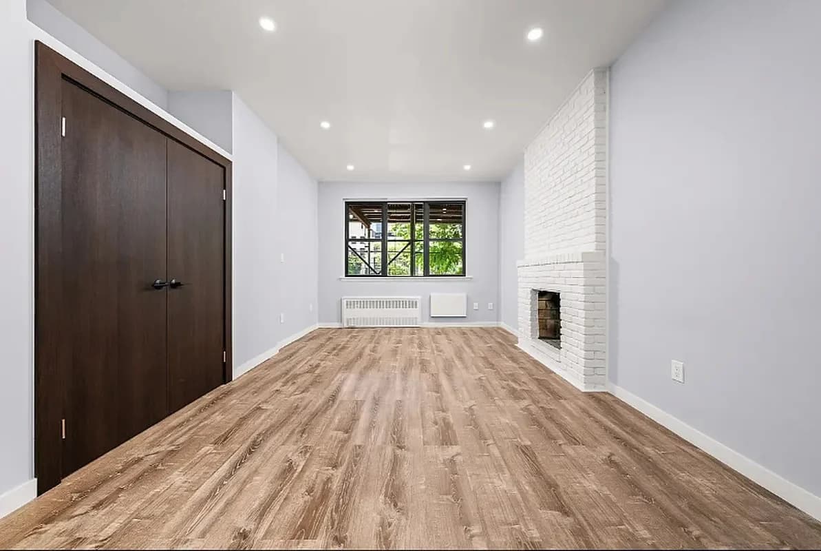 Studio apartment at 453 West 48th Street, Unit 1C, Hell's Kitchen, photo 2 of 4