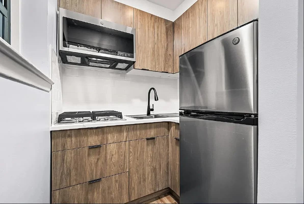 Studio apartment at 453 West 48th Street, Unit 1C, Hell's Kitchen, photo 3 of 4