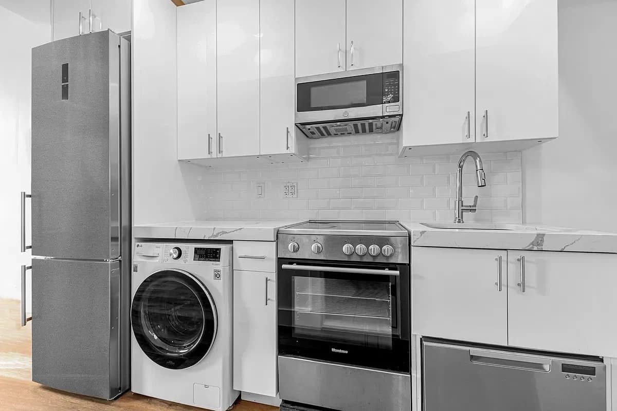 130 Allen Street, photo 4