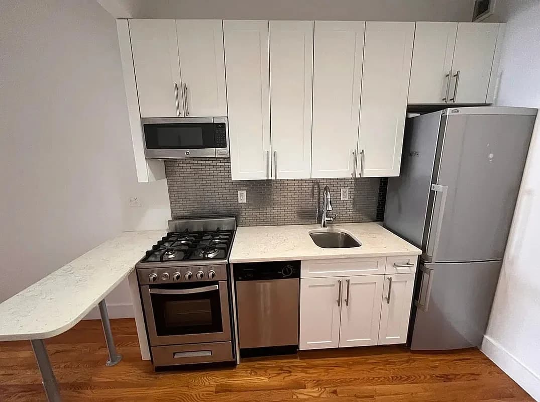 1 bed apartment at 639 Tenth Avenue, Unit TWOC, Hell's Kitchen, photo 2 of 2