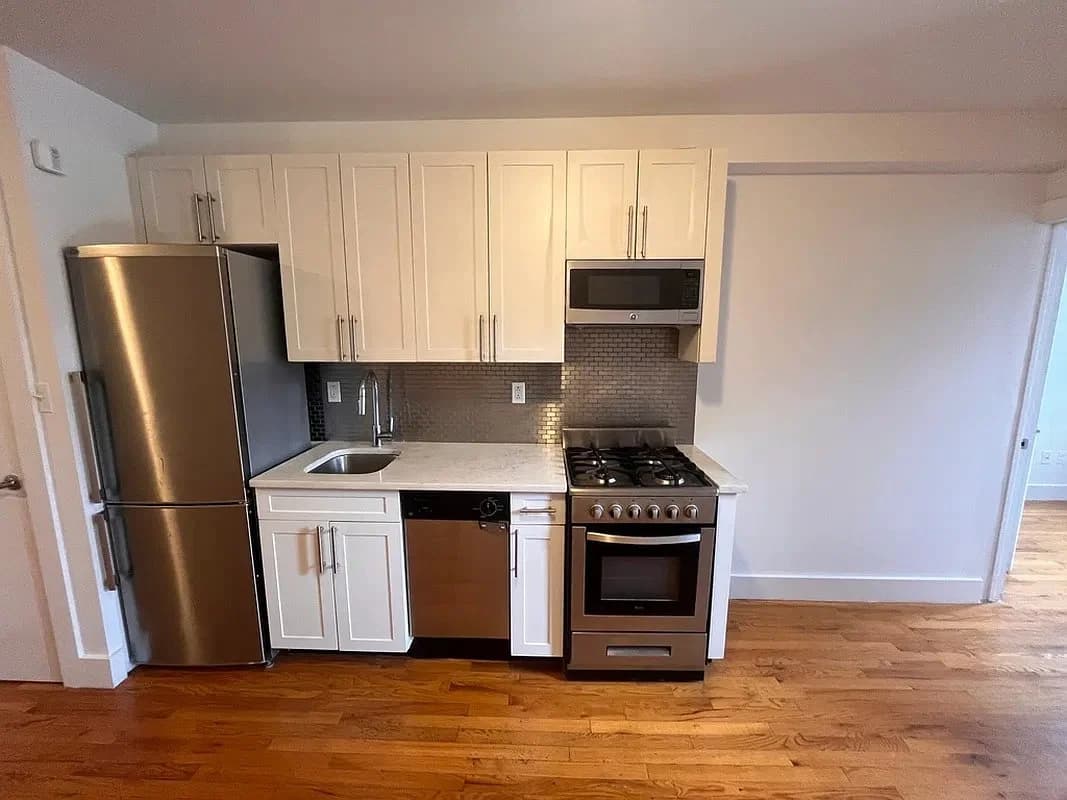 2 bed apartment at 639 Tenth Avenue, Unit 4D, Hell's Kitchen, photo 3 of 3