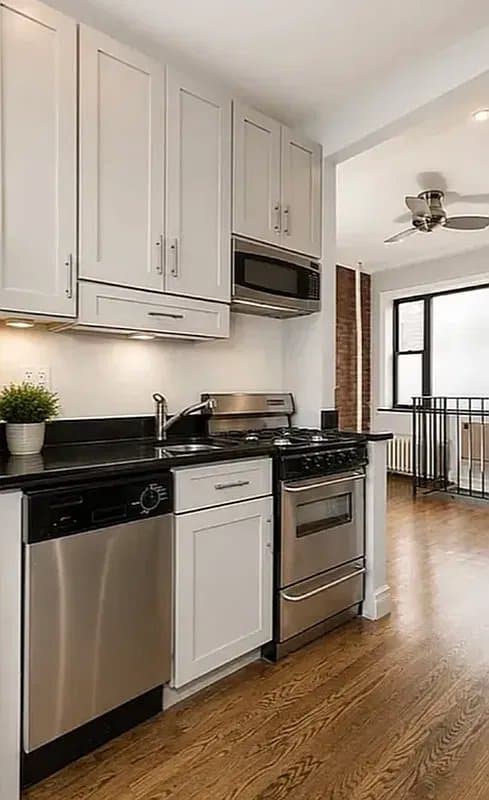 5 bed apartment at 438 West 52nd Street, Unit 4B, Hell's Kitchen, photo 3 of 4