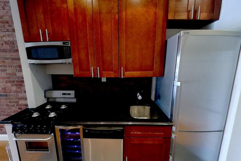 102 E 7th St, photo 3