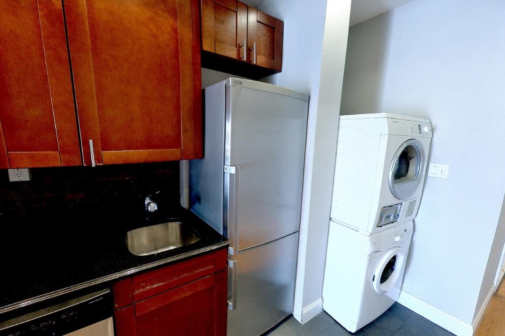 102 E 7th St, photo 4