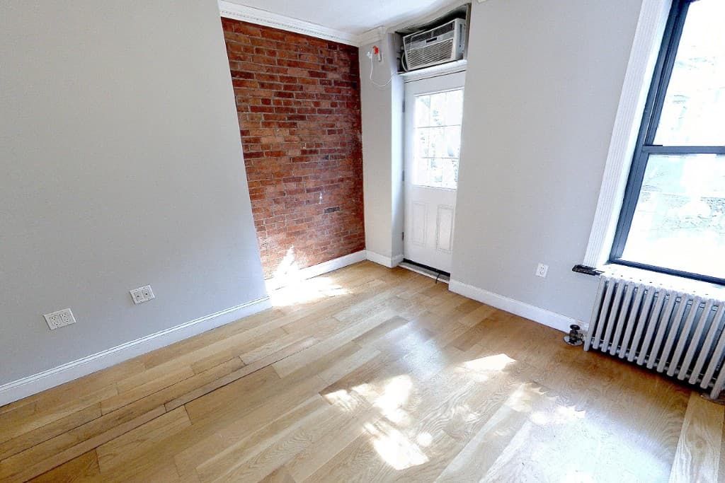 102 E 7th St, photo 5