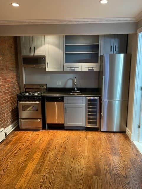 424 East 9th Street, photo 2