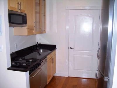 279 E 10th St, photo 2
