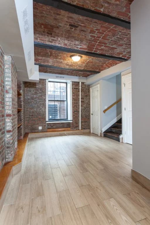 346 E 18th St, photo 3