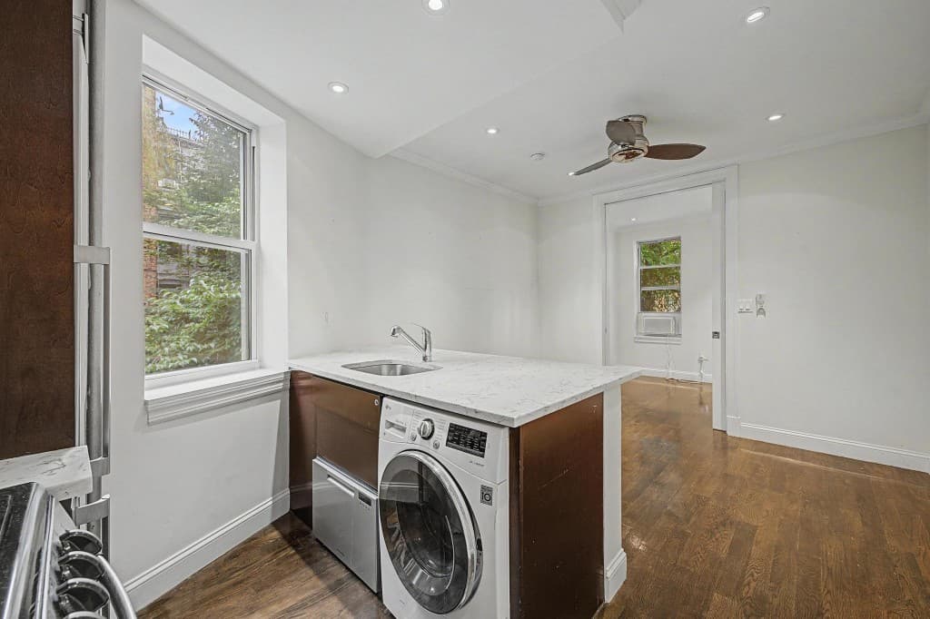 192 East 3rd Street, photo 2