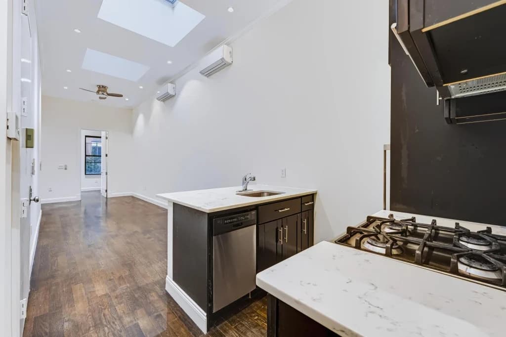 106 Bedford Avenue, photo 2