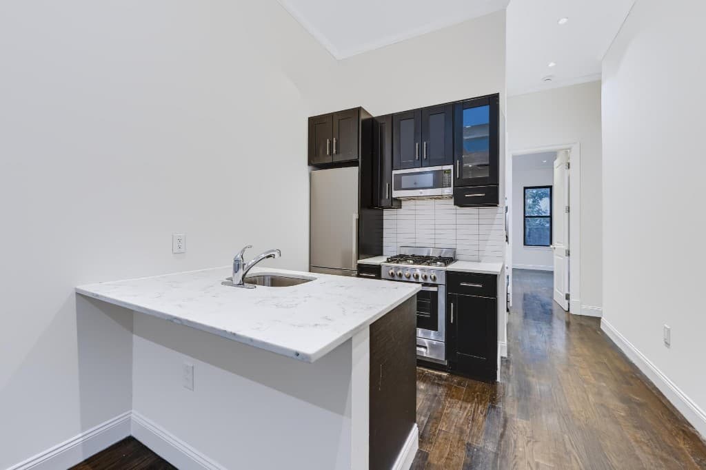 106 Bedford Avenue, photo 3