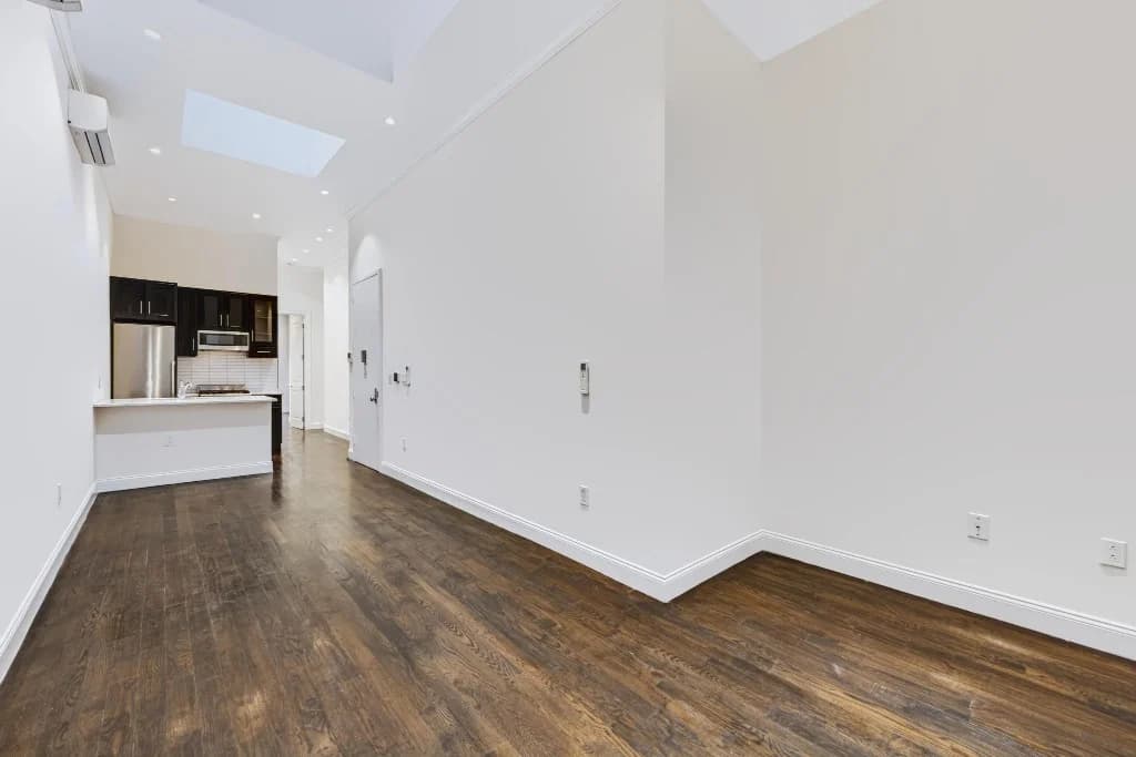 106 Bedford Avenue, photo 4