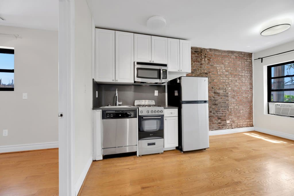 98 Christopher Street, photo 2