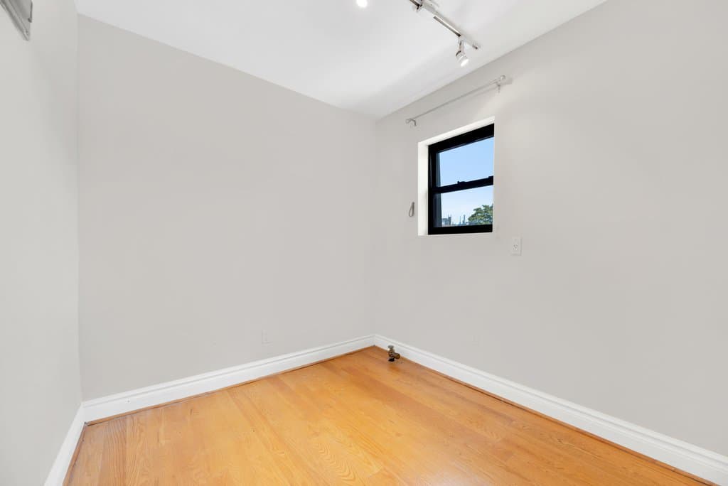 98 Christopher Street, photo 4