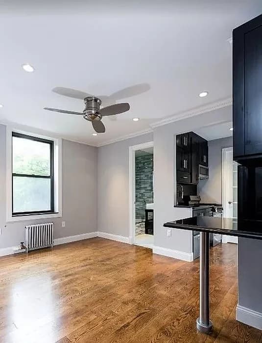 158 Avenue C, photo 3