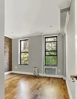 277 E 10th St, photo 3