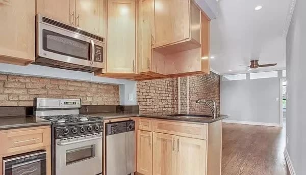 277 E 10th St, photo 5