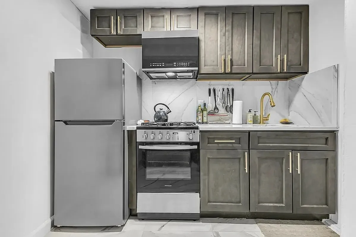 243 East Broadway, photo 3